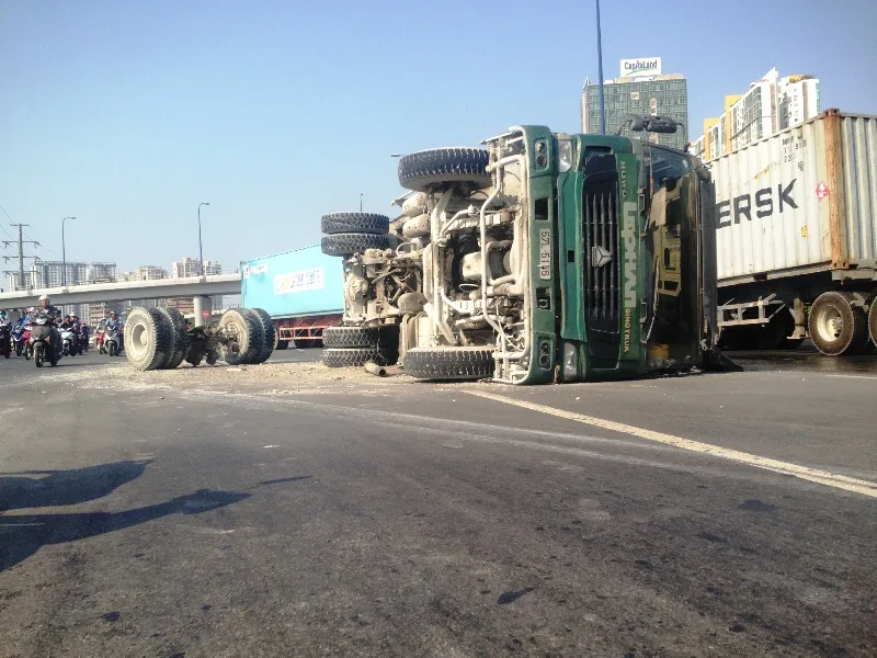 Xe 'hổ vồ' 15 tấn gãy trục lật nhào trên xa lộ ảnh 1 Xe 'hổ vồ' 15 tấn gãy trục lật nhào trên xa lộ ảnh 1